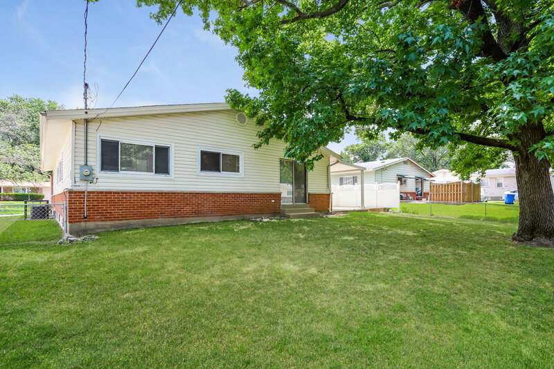 2,075/Mo, 2315 Birchview Dr Florissant, MO 63033 Rear View