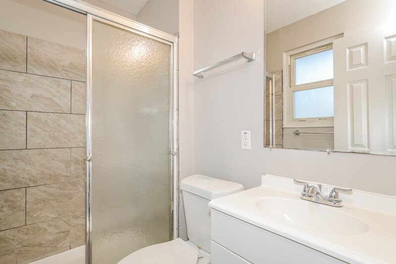 1,710/Mo, 2014 Mantilla Dr Florissant, MO 63031 Main Bathroom View
