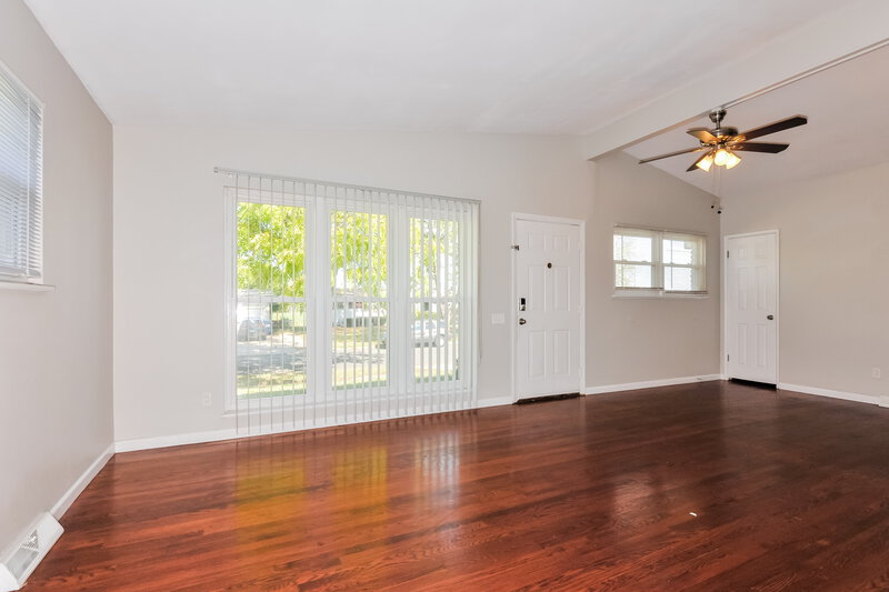 1,400/Mo, 2120 Flamingo Dr Florissant, MO 63031 Living Room View