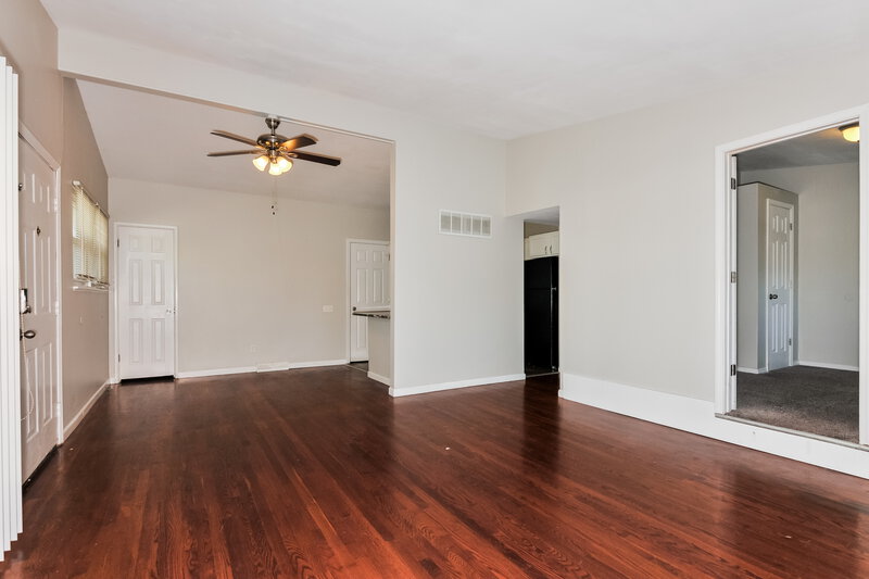 1,400/Mo, 2120 Flamingo Dr Florissant, MO 63031 Living Room View 2