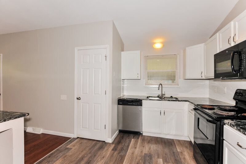 1,400/Mo, 2120 Flamingo Dr Florissant, MO 63031 Kitchen View 2