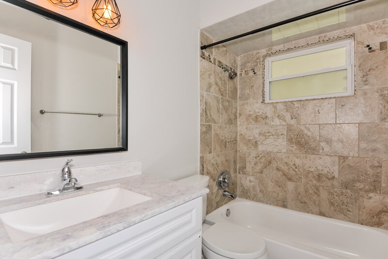 1,400/Mo, 2120 Flamingo Dr Florissant, MO 63031 Main Bathroom View