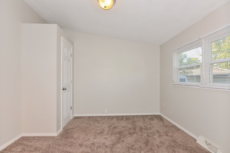 1,400/Mo, 2120 Flamingo Dr Florissant, MO 63031 Bedroom View 3