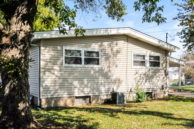 1,400/Mo, 2120 Flamingo Dr Florissant, MO 63031 Rear View