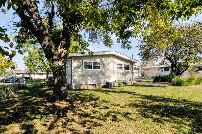 1,400/Mo, 2120 Flamingo Dr Florissant, MO 63031 Rear View 2