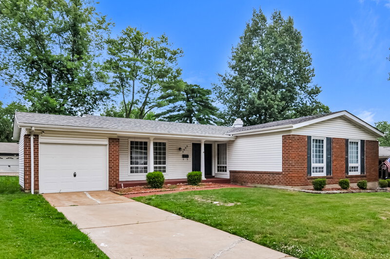 2,090/Mo, 3865 Helmkampf Dr Florissant, MO 63033 Front View