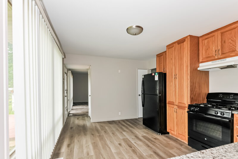 2,090/Mo, 3865 Helmkampf Dr Florissant, MO 63033 Kitchen View