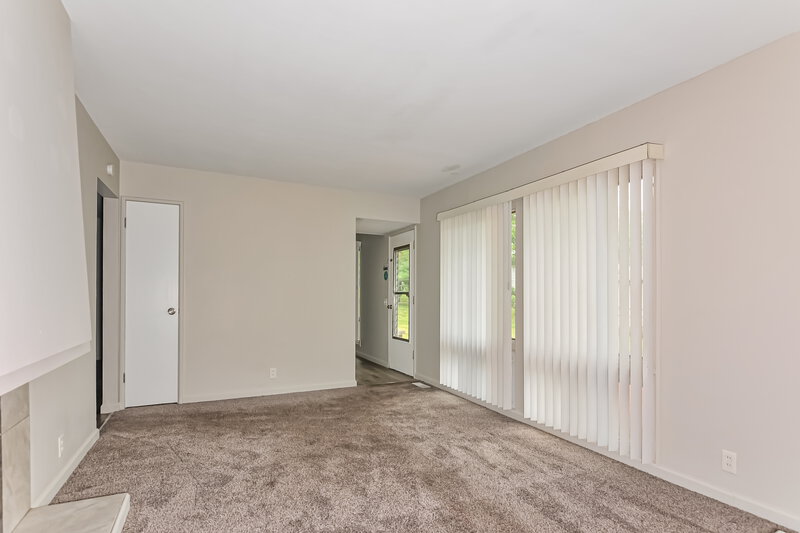 2,090/Mo, 3865 Helmkampf Dr Florissant, MO 63033 Family Room View 2