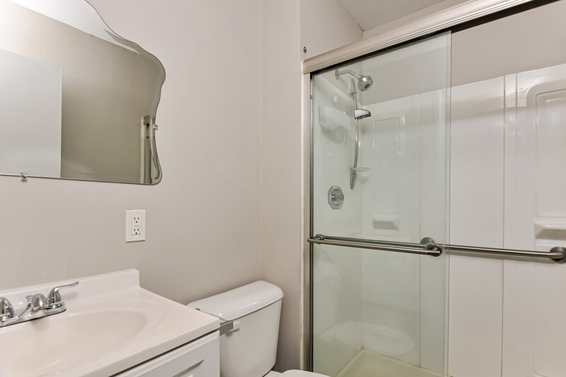2,090/Mo, 3865 Helmkampf Dr Florissant, MO 63033 Main Bathroom View