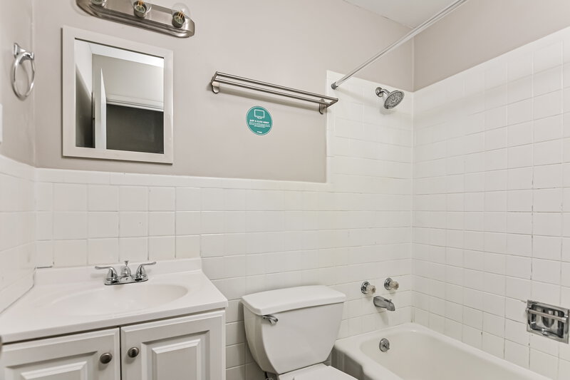 2,090/Mo, 3865 Helmkampf Dr Florissant, MO 63033 Bathroom View