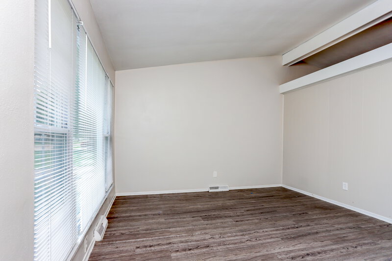 1,520/Mo, 10 Floweridge Ln Florissant, MO 63031 Living Room View