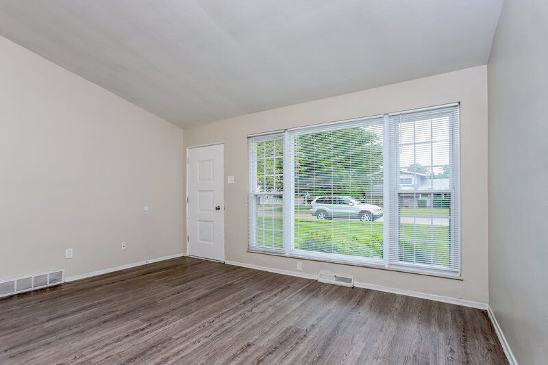 1,520/Mo, 10 Floweridge Ln Florissant, MO 63031 Living Room View 2