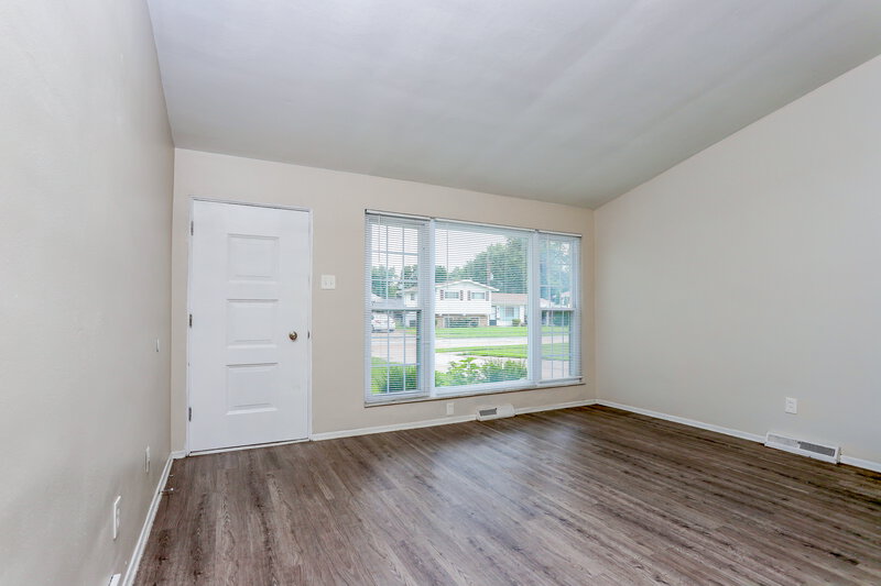 1,520/Mo, 10 Floweridge Ln Florissant, MO 63031 Living Room View 3