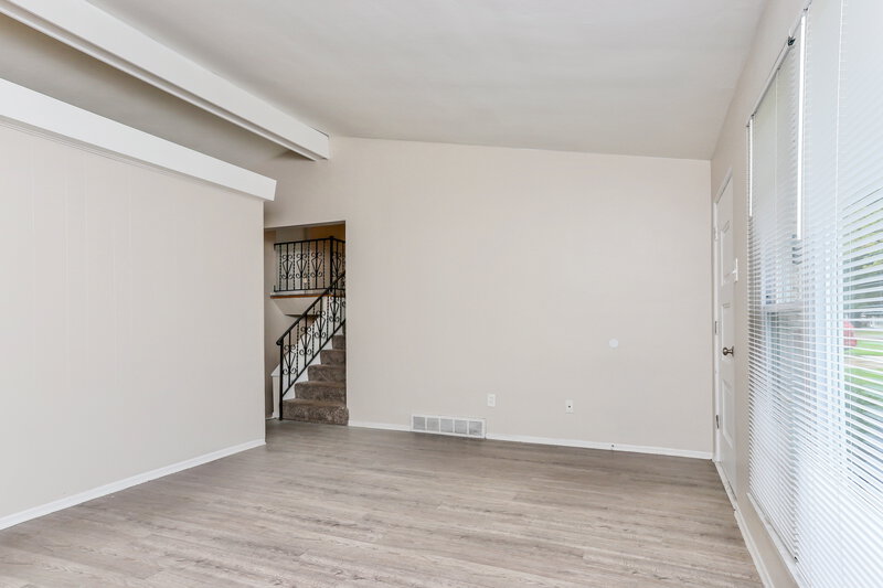 1,520/Mo, 10 Floweridge Ln Florissant, MO 63031 Living Room View 4