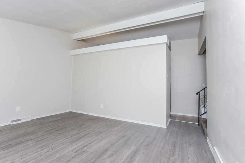1,520/Mo, 10 Floweridge Ln Florissant, MO 63031 Living Room View 5
