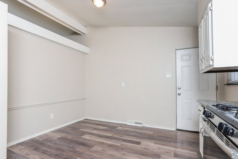 1,520/Mo, 10 Floweridge Ln Florissant, MO 63031 Living Room View 6