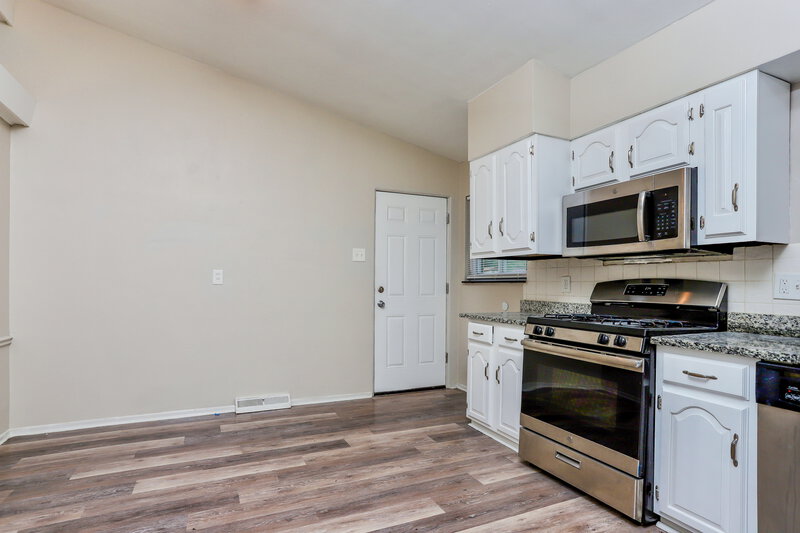 1,520/Mo, 10 Floweridge Ln Florissant, MO 63031 Kitchen View