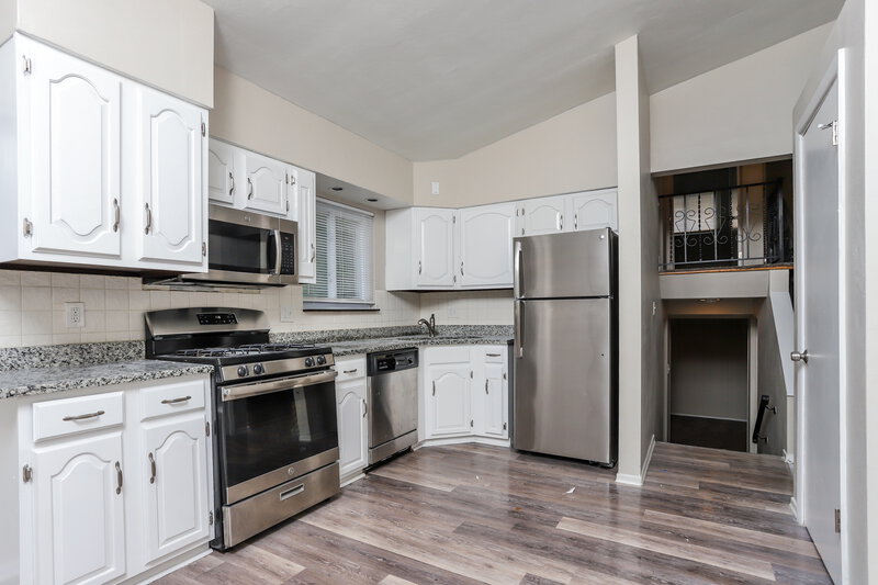 1,520/Mo, 10 Floweridge Ln Florissant, MO 63031 Kitchen View 2