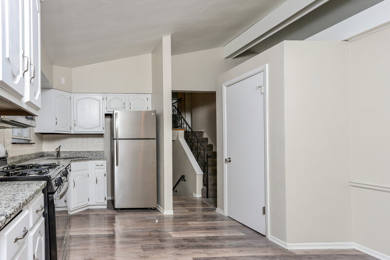 1,520/Mo, 10 Floweridge Ln Florissant, MO 63031 Kitchen View 3
