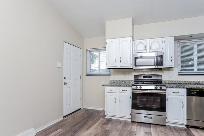 1,520/Mo, 10 Floweridge Ln Florissant, MO 63031 Kitchen View 4