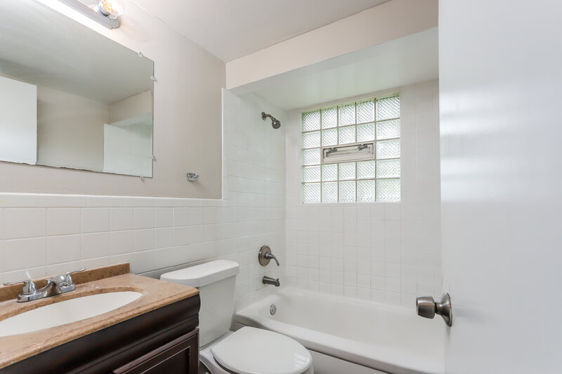 1,520/Mo, 10 Floweridge Ln Florissant, MO 63031 Main Bathroom View