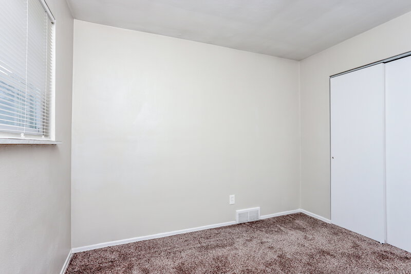1,520/Mo, 10 Floweridge Ln Florissant, MO 63031 Bedroom View 2