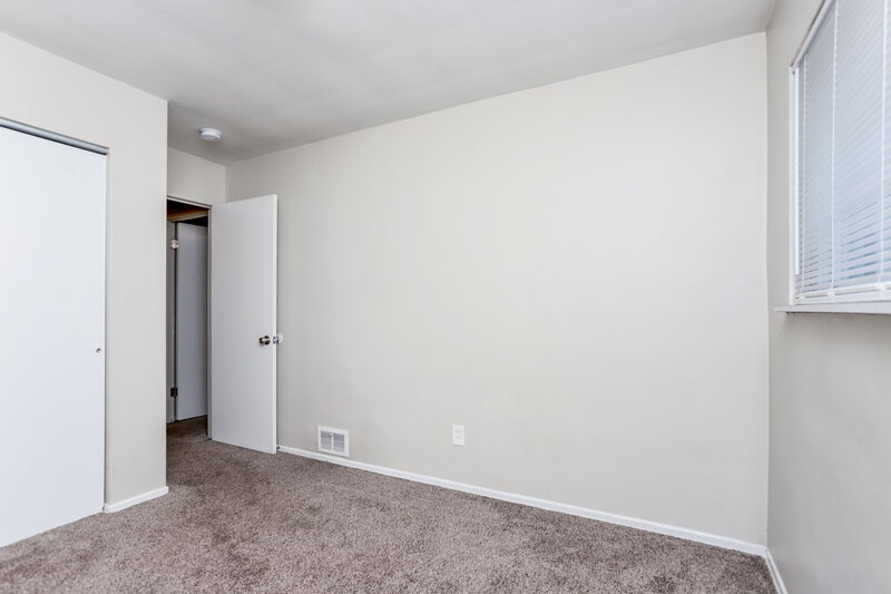 1,520/Mo, 10 Floweridge Ln Florissant, MO 63031 Bedroom View 3