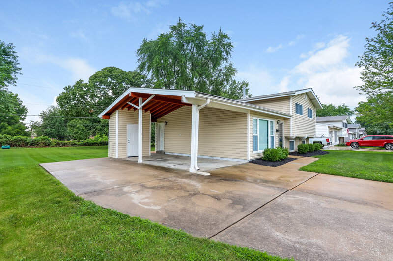 1,520/Mo, 10 Floweridge Ln Florissant, MO 63031 Rear View