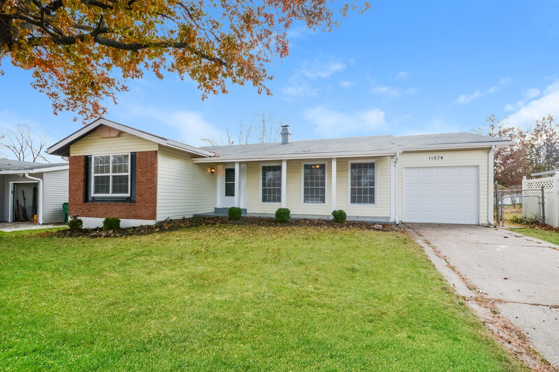 1,755/Mo, 11574 ARROYO DR Florissant, MO 63033 Front View