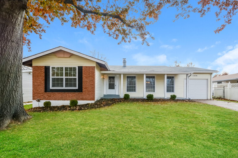 1,755/Mo, 11574 ARROYO DR Florissant, MO 63033 Front View 2