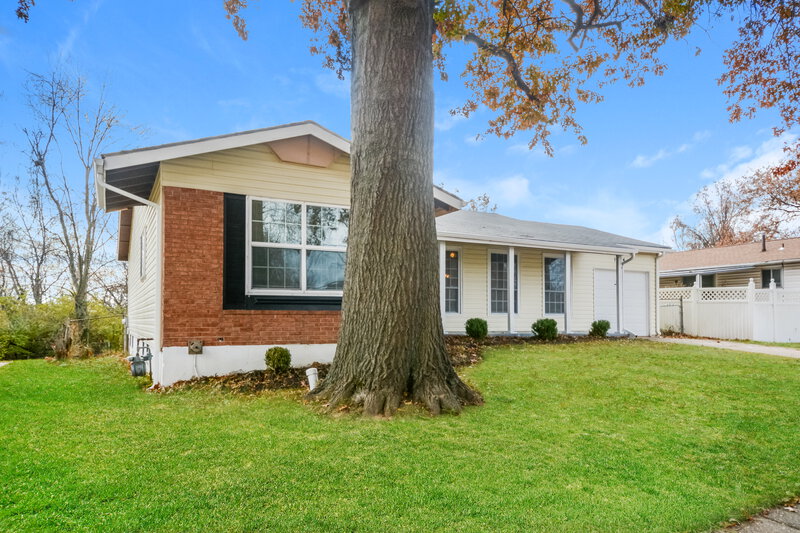 1,755/Mo, 11574 ARROYO DR Florissant, MO 63033 Front View 3