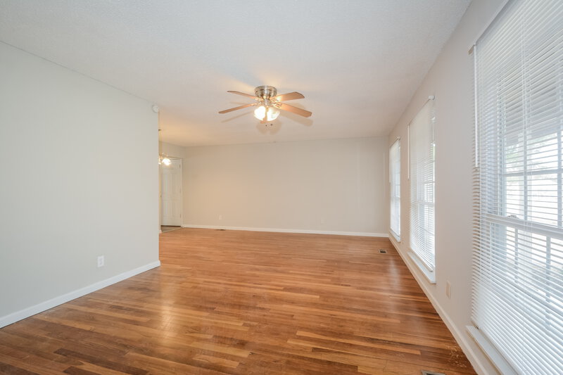 1,755/Mo, 11574 ARROYO DR Florissant, MO 63033 Living Room View