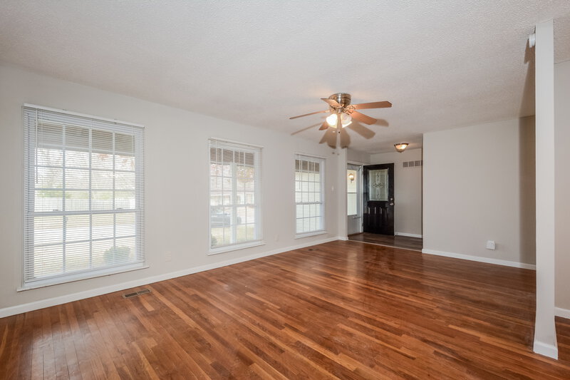1,755/Mo, 11574 ARROYO DR Florissant, MO 63033 Living Room View 2
