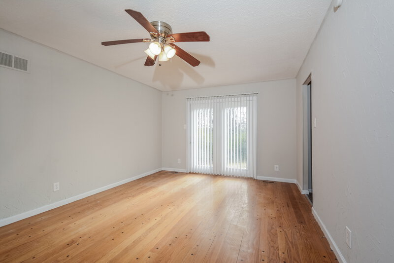 1,755/Mo, 11574 ARROYO DR Florissant, MO 63033 Family Room View 2