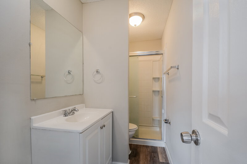 1,755/Mo, 11574 ARROYO DR Florissant, MO 63033 Main Bathroom View