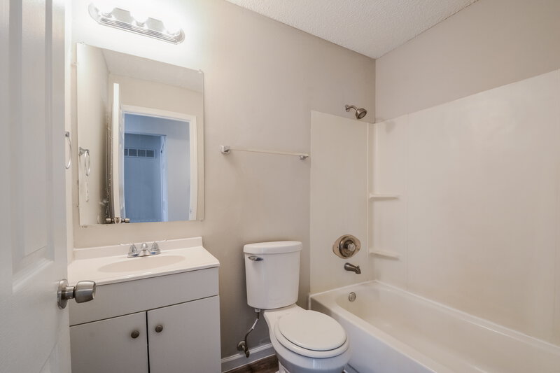 1,755/Mo, 11574 ARROYO DR Florissant, MO 63033 Bathroom View