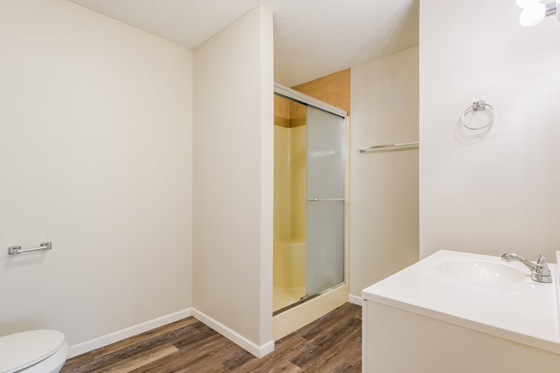 2,160/Mo, 11990 Roseview Ln St. L ouis, MO 63138 Main Bathroom View