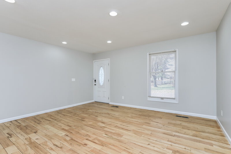 1,500/Mo, 11992 LAKECREST LN St. Louis, MO 63138 Living Room View 2