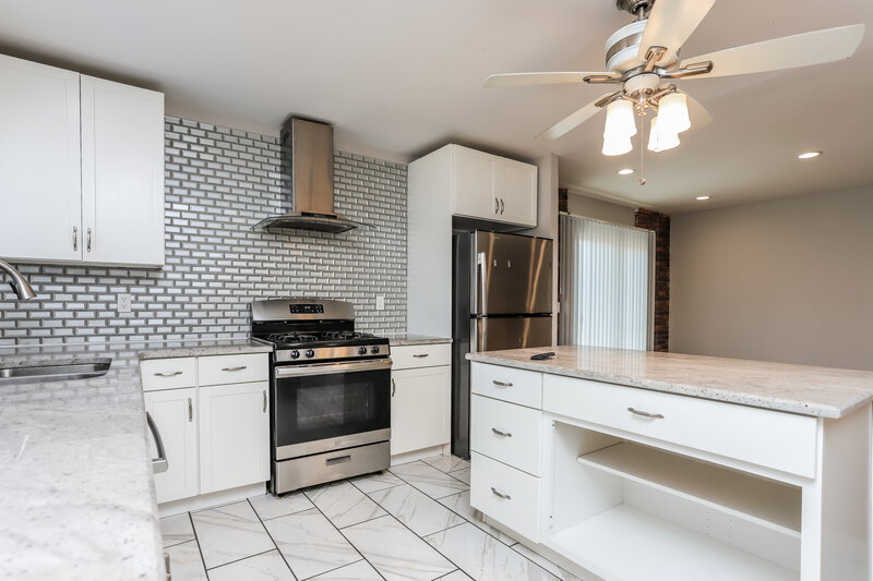 1,500/Mo, 11992 LAKECREST LN St. Louis, MO 63138 Kitchen View