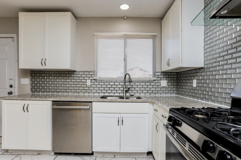1,500/Mo, 11992 LAKECREST LN St. Louis, MO 63138 Kitchen View 2