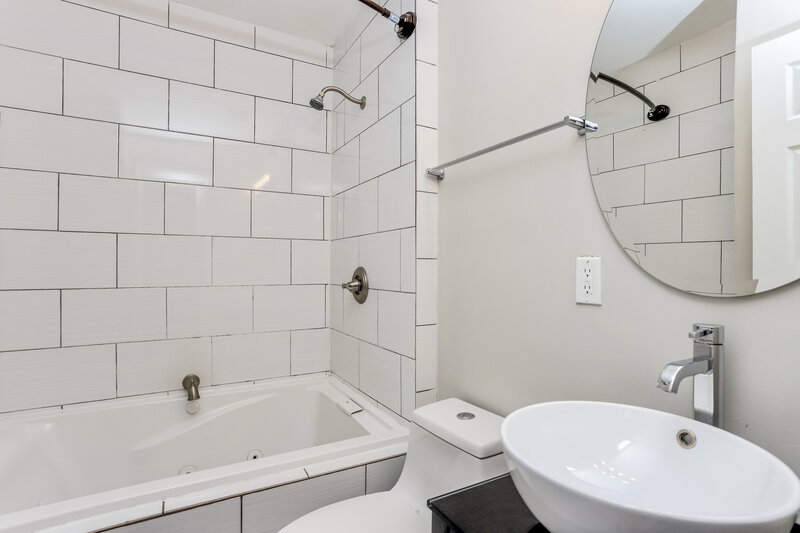 1,500/Mo, 11992 LAKECREST LN St. Louis, MO 63138 Main Bathroom View
