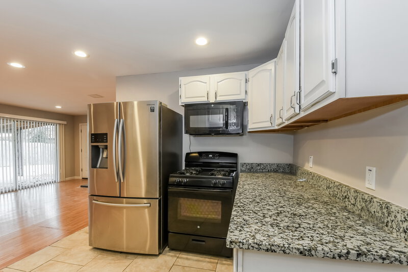 1,440/Mo, 1551 Surf Side Dr St. Louis, MO 63138 Kitchen View 2