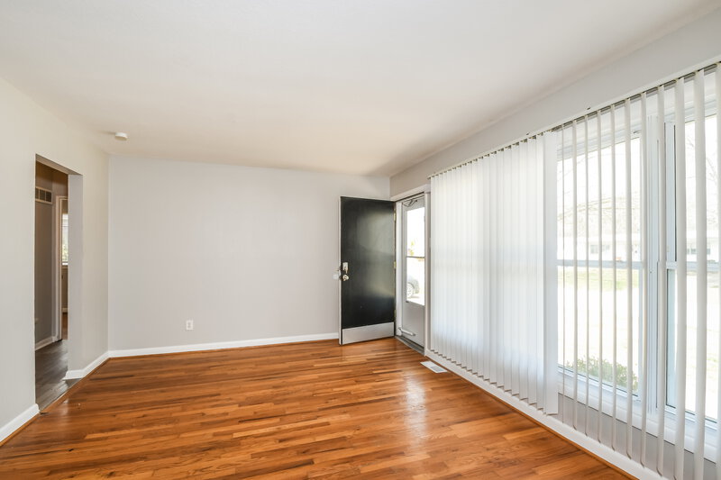 1,290/Mo, 185 Duquette Ln Florissant, MO 63033 Living Room View 2