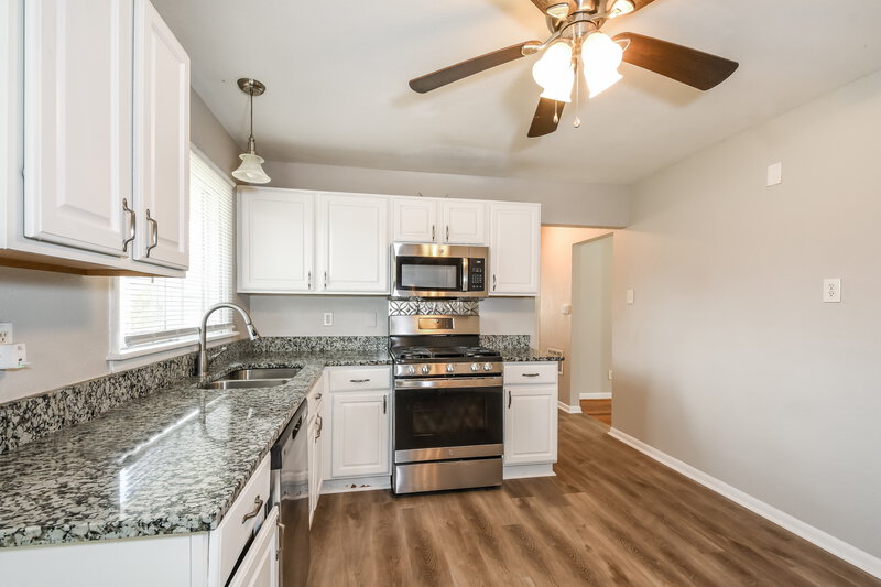 1,290/Mo, 185 Duquette Ln Florissant, MO 63033 Kitchen View