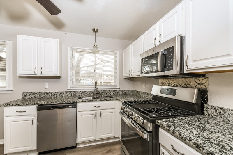 1,290/Mo, 185 Duquette Ln Florissant, MO 63033 Kitchen View 2