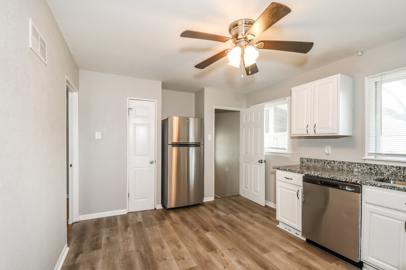 1,290/Mo, 185 Duquette Ln Florissant, MO 63033 Kitchen View 3