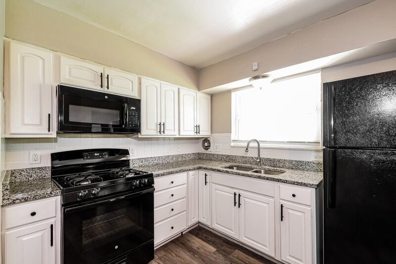 2,165/Mo, 1850 Shirlene Dr Florissant, MO 63031 Kitchen View 2