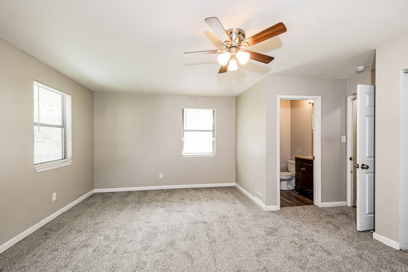 2,165/Mo, 1850 Shirlene Dr Florissant, MO 63031 Main Bedroom View 2