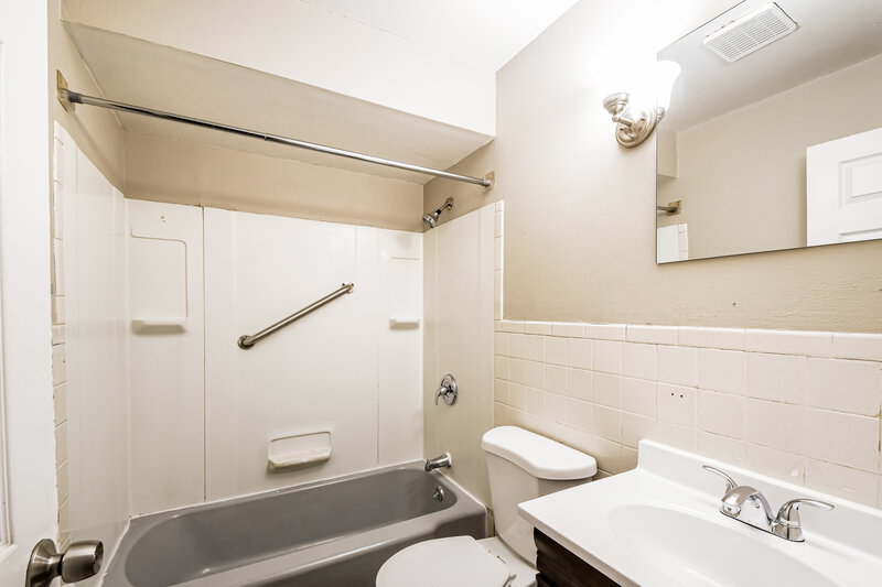 2,165/Mo, 1850 Shirlene Dr Florissant, MO 63031 Main Bathroom View 2