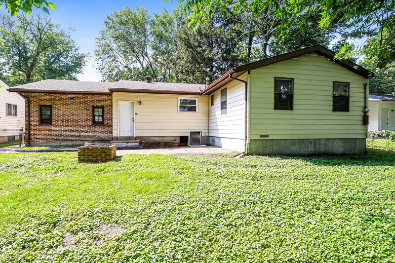 2,165/Mo, 1850 Shirlene Dr Florissant, MO 63031 Rear View